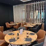 Du Puy Ferrand , Restaurant La Table De L'ours Hotel 3*
