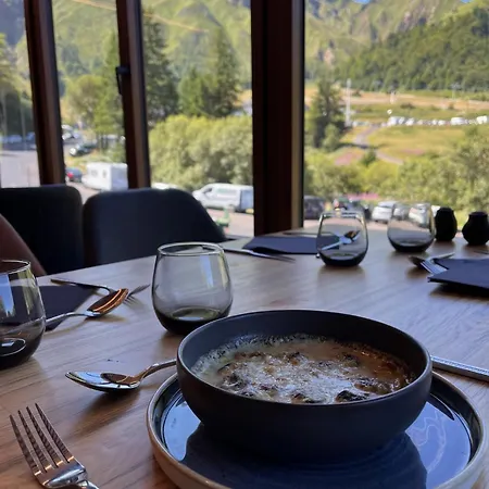 Du Puy Ferrand , Restaurant La Table De L'ours Ле-Мон-Дор