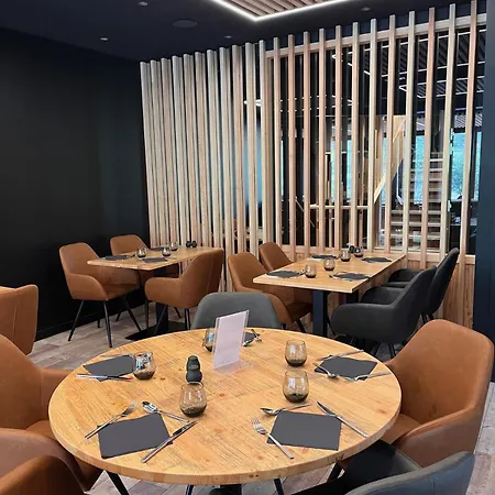 Du Puy Ferrand , Restaurant La Table De L'ours Отель 3*