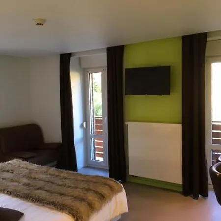 Du Puy Ferrand , Restaurant La Table De L'ours Hotell 3*