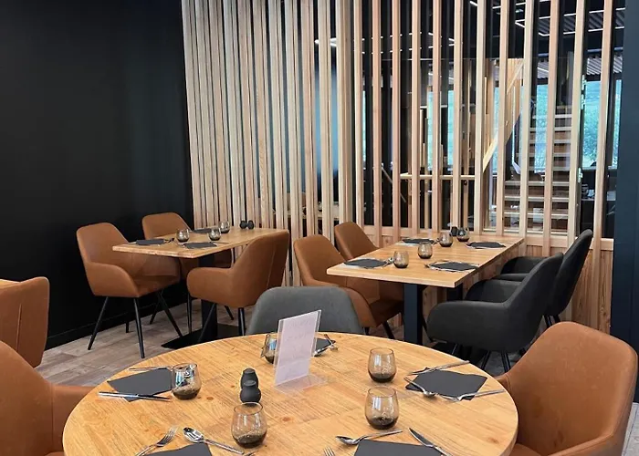 Du Puy Ferrand , Restaurant La Table De L'ours Hotel 3*