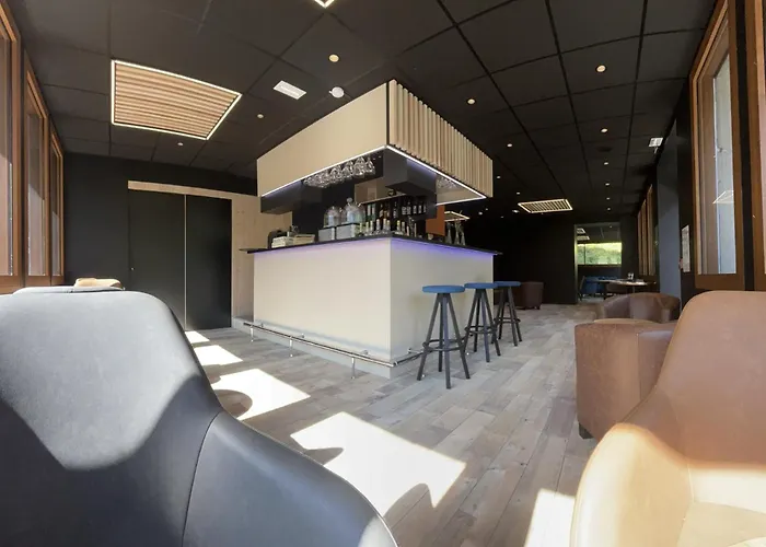 Du Puy Ferrand , Restaurant La Table De L'ours Hotel Mont-Dore