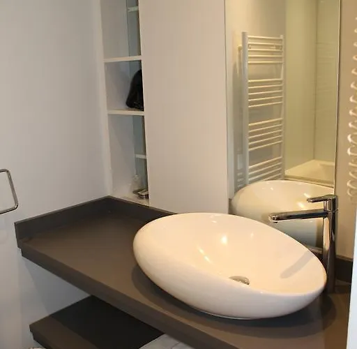 Du Puy Ferrand , Restaurant La Table De L'ours Hotel 3*