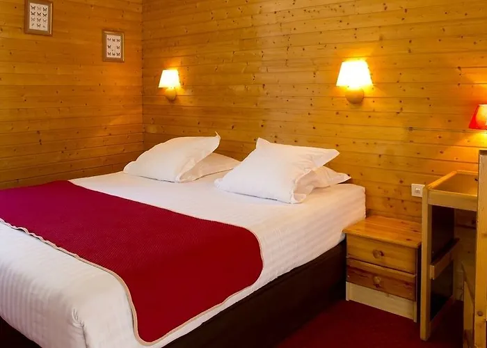 Du Puy Ferrand , Restaurant La Table De L'ours Hotell 3*