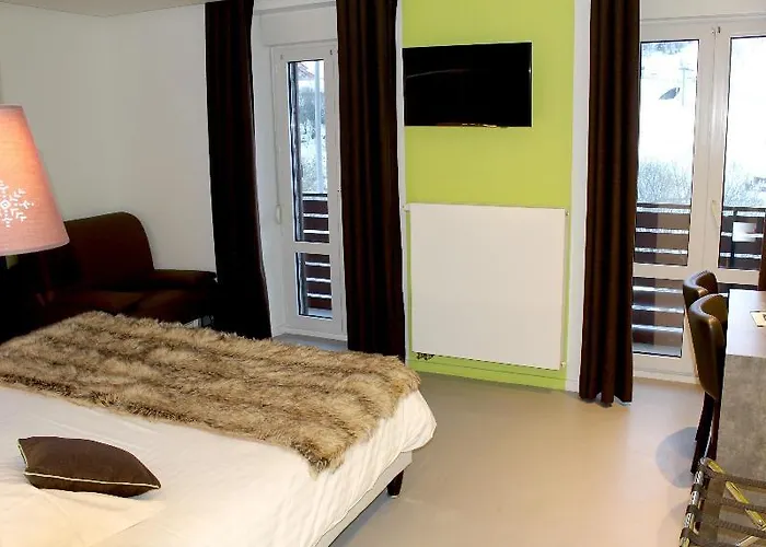 Du Puy Ferrand , Restaurant La Table De L'ours Hotell 3*